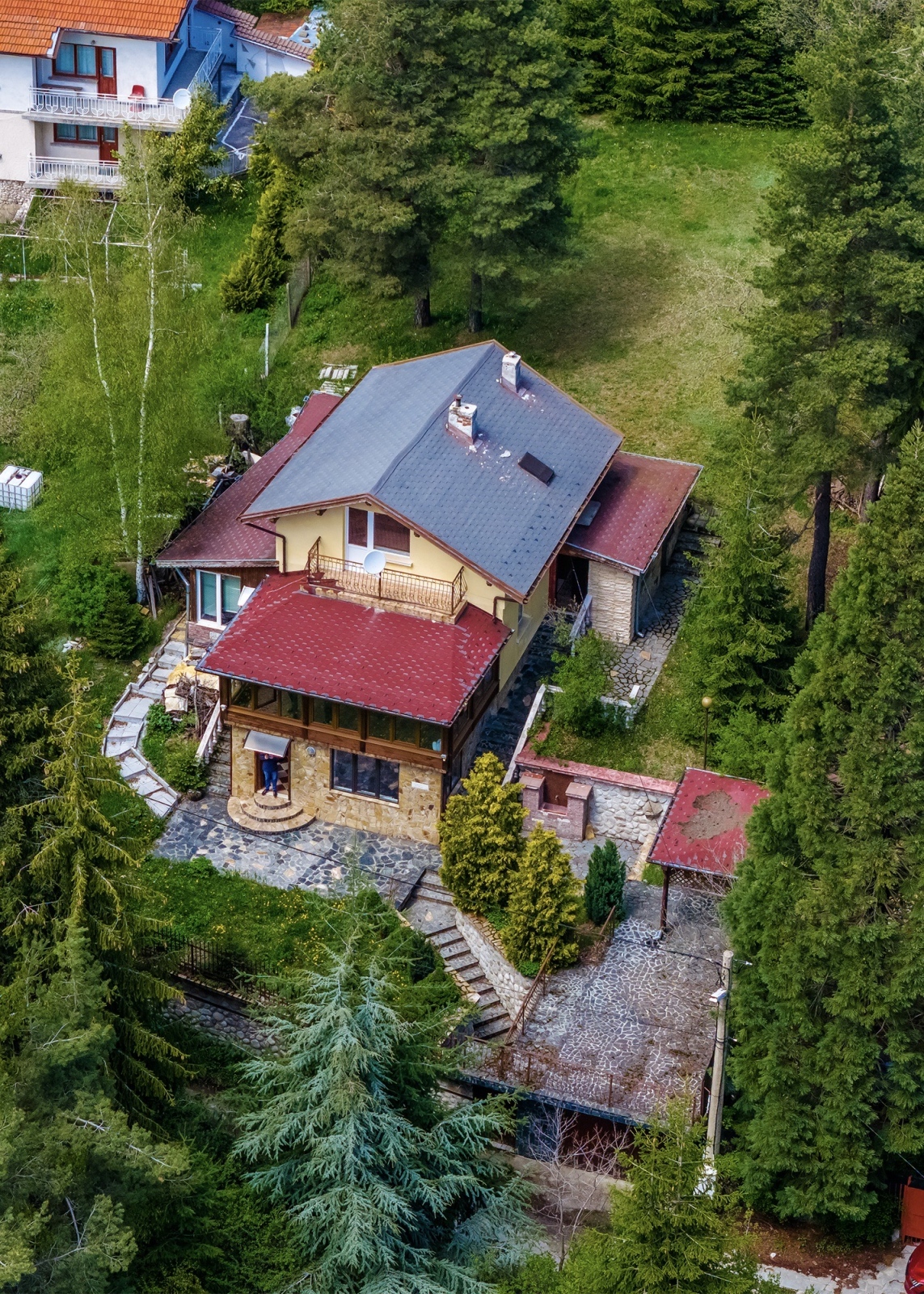 Къща с голям двор в в.з. Ярема